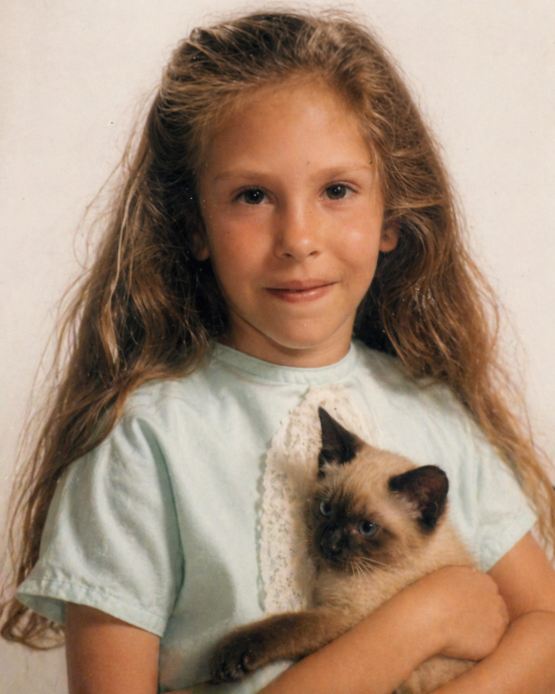 Zaira de niña con su gata Daisy