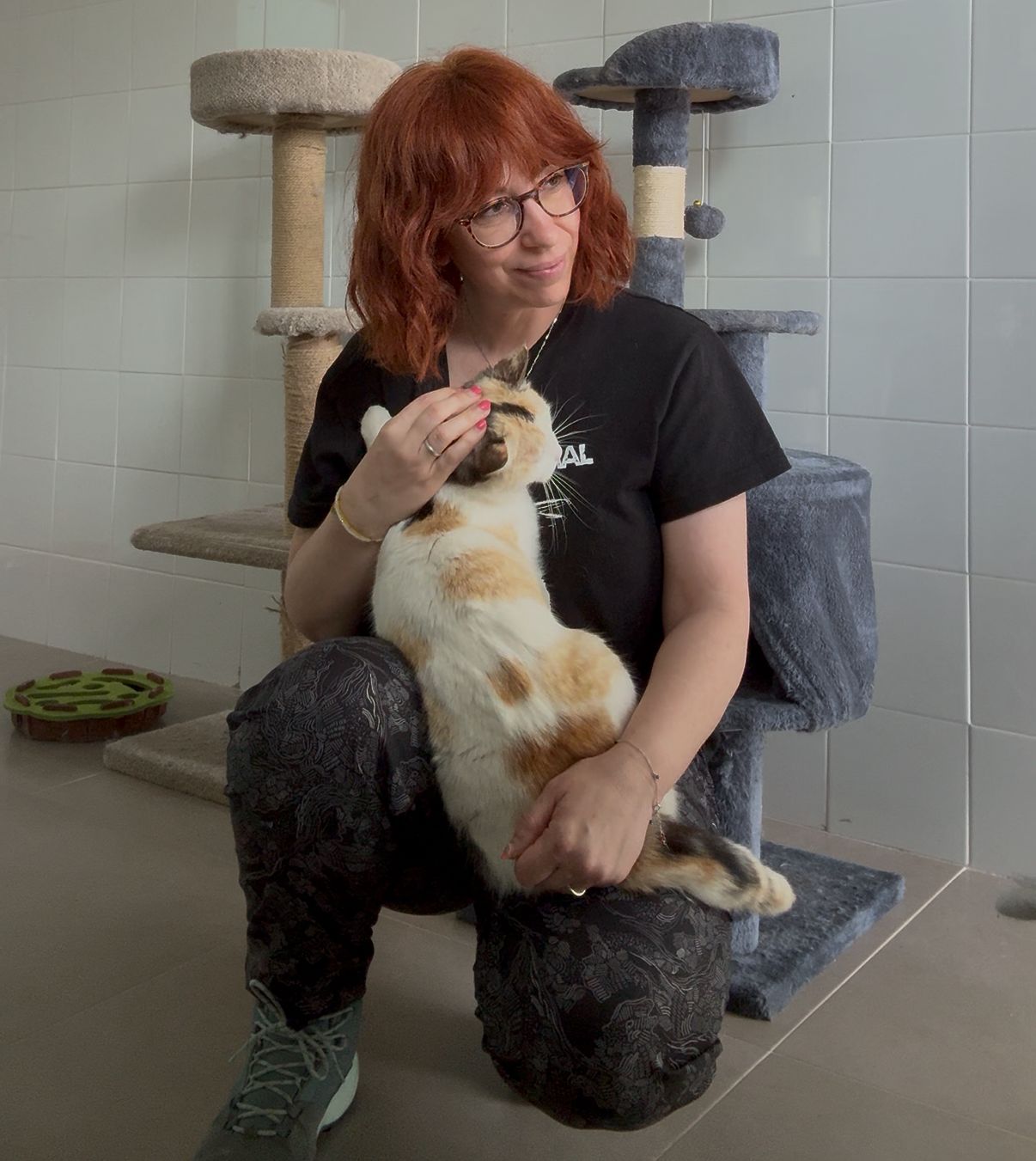 Zaira como voluntaria en una protectora cuidando gatos