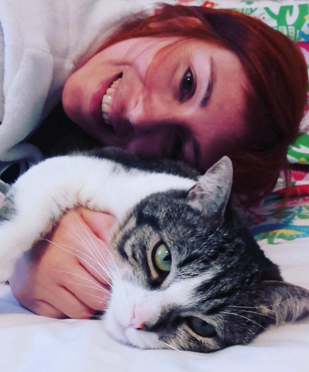 Conexión y bienestar emocional entre una catsitter y un gato
