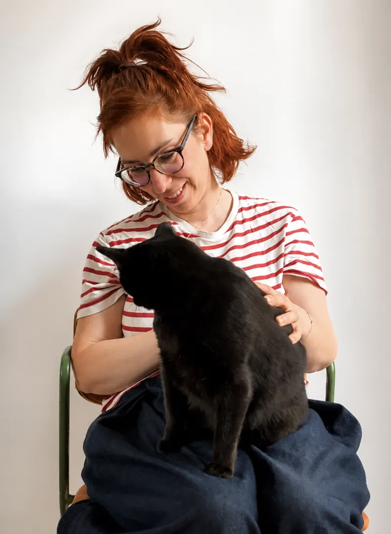 Catsitter cuidando un gato durante una visita a domicilio